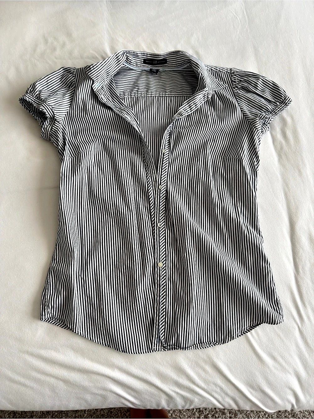 Gap Striped Button Down Top in Black & White Size 4 Like New